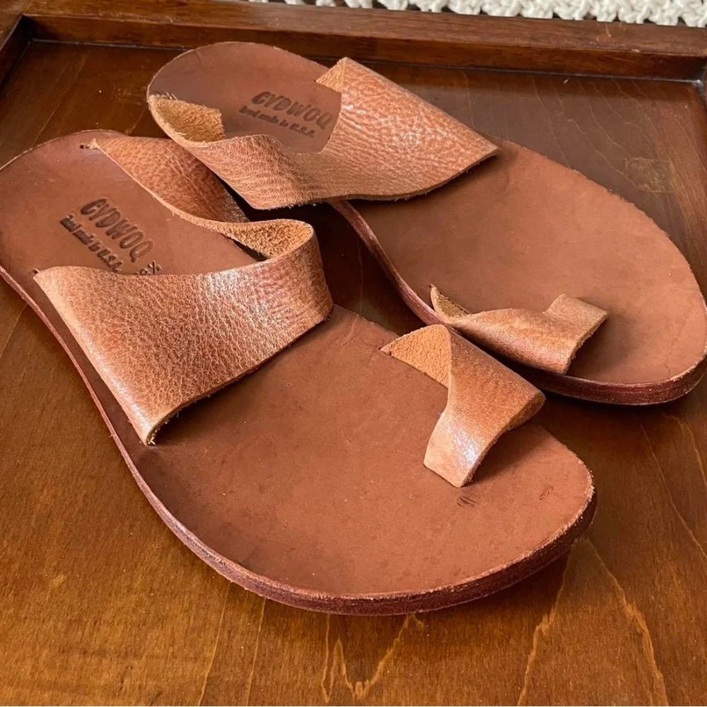 Cydwoq Handcrafted Tan Leather Toe-Loop Sandals